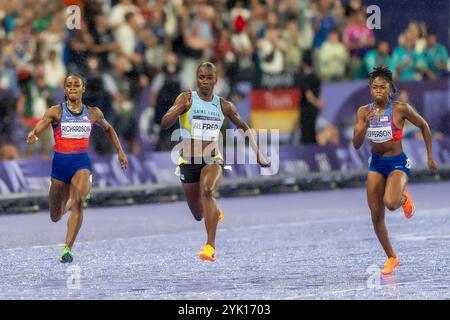 R-L Melissa Jefferson (USA), Alfred (LCA), SHa'Carri Richardson (USA) partecipa ai 100 metri finali femminili ai Giochi Olimpici estivi del 2024. Foto Stock