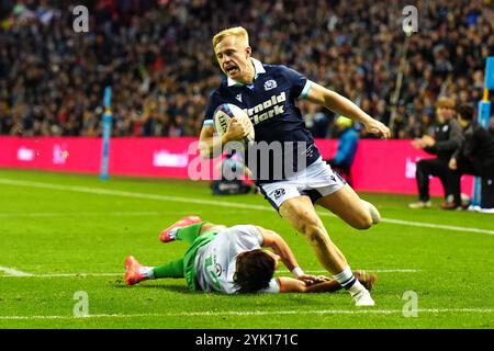 L'Arron Reed della Scozia segna la settima meta della partita durante la partita internazionale autunnale allo Scottish gas Murrayfield Stadium di Edimburgo. Data foto: Sabato 16 novembre 2024. Foto Stock