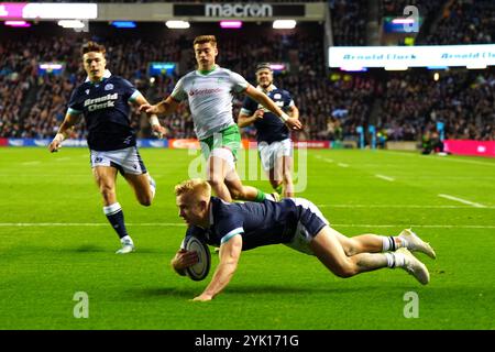 L'Arron Reed della Scozia segna la settima meta della partita durante la partita internazionale autunnale allo Scottish gas Murrayfield Stadium di Edimburgo. Data foto: Sabato 16 novembre 2024. Foto Stock