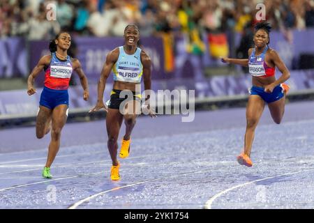 R-L Melissa Jefferson (USA), Alfred (LCA), SHa'Carri Richardson (USA) partecipa ai 100 metri finali femminili ai Giochi Olimpici estivi del 2024. Foto Stock