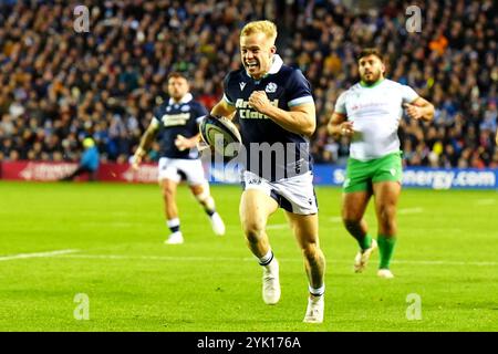 L'Arron Reed della Scozia segna l'ottava meta della partita durante la partita internazionale autunnale allo Scottish gas Murrayfield Stadium di Edimburgo. Data foto: Sabato 16 novembre 2024. Foto Stock