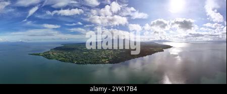 Isola di Ometepe sullo sfondo blu del cielo, vista aerea con droni e vulcano Foto Stock