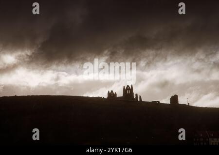 Whitby Abbey sotto cieli cupi, Inghilterra. Foto Stock