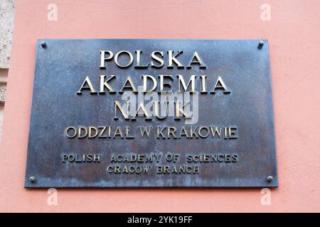 Cracovia, Polonia, ottobre 29 2023 targa sull'edificio in cui si trova la sede dell'Accademia polacca delle scienze di Cracovia Foto Stock