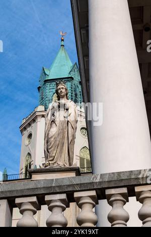 Lublino, Polonia 15 ottobre 2023 statua di madre Maria di fronte alla cattedrale di San Giovanni Battista Foto Stock