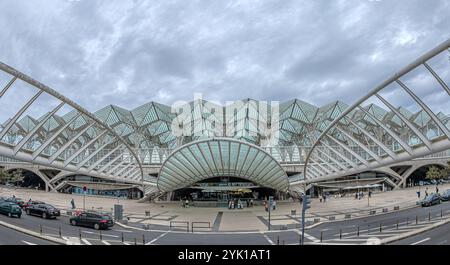 LISBONA, PORTOGALLO - 9 APRILE 2024: Stazione Gare do Oriente o stazione Lisbona Oriente, uno dei principali hub di trasporto intermodale portoghesi. Progettato da Arc Foto Stock