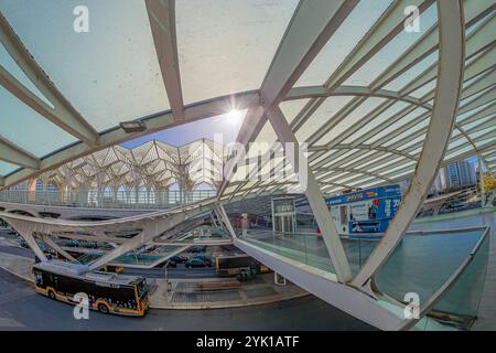 LISBONA, PORTOGALLO - 9 APRILE 2024: Stazione Gare do Oriente o stazione Lisbona Oriente, uno dei principali hub di trasporto intermodale portoghesi. Progettato da Arc Foto Stock