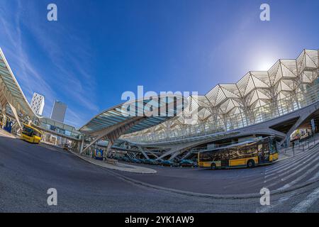 LISBONA, PORTOGALLO - 9 APRILE 2024: Stazione Gare do Oriente o stazione Lisbona Oriente, uno dei principali hub di trasporto intermodale portoghesi. Progettato da Arc Foto Stock