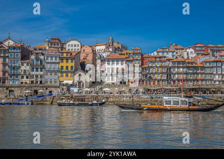 PORTO, PORTOGALLO - 11 APRILE 2024: Vista panoramica con vecchie case multicolore e facciate tradizionali, nell'architettura del molo della città vecchia sul fiume Douro Foto Stock