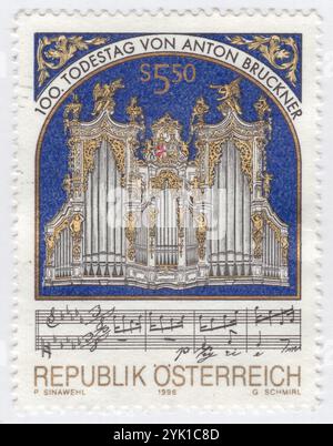 AUSTRIA - 1996 aprile 26: Francobollo da 5,50 scellini raffiguranti la notazione di organo e musica. Il centenario della morte di Anton Bruckner (1824-1896), compositore, organista. Era un compositore e organista meglio conosciuto per le sue sinfonie e la musica sacra, che comprende messe, te Deum e mottetti. Le sinfonie sono considerate emblematiche della fase finale del romanticismo austro-tedesco a causa della loro ricca lingua armonica, del carattere fortemente polifonico e della notevole lunghezza. Le composizioni di Bruckner contribuirono a definire il radicalismo musicale contemporaneo, a causa delle loro dissonanze, della modulazione impreparata Foto Stock