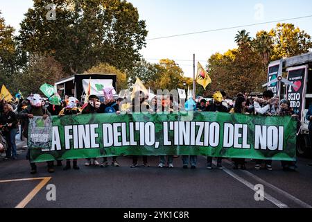 Roma, Parata del clima organizzata da Legambiente, mobilitazione nazionale per chiedere alla COP 29 un impegno concreto per la transizione ecologica. L'evento si svolge in occasione della COP29 in Azerbaigian per esercitare pressione sui leader mondiali affinché adottino politiche concrete per combattere il cambiamento climatico e la perdita di biodiversità, il 16 novembre 2024 a Roma, Italia. Copyright: XAndreaxCalandrax Foto Stock