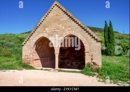 La fontana medievale utilizzata dai pellegrini sul cammino Foto Stock