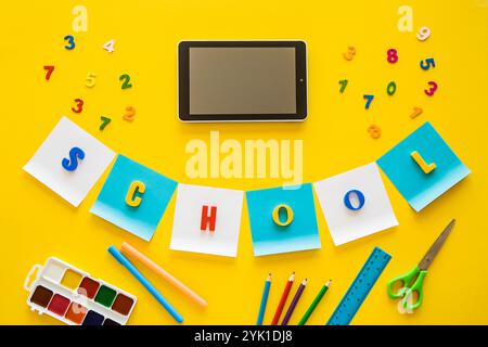 Formazione online. Apprendimento a distanza. Bambini e tecnologia. Immagine composita del tablet digitale sulla scrivania degli studenti Foto Stock