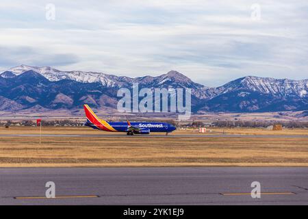 BOZEMAN, MT -12 NOVEMBRE 2024: Vista di un aereo da sud-ovest presso l'aeroporto internazionale di Bozeman Yellowstone BZN. Foto Stock