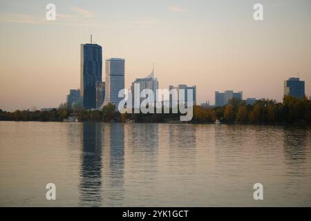 Torre DC Wiener Donau City DC Tower a Wiener Donau City a Abenddämmerung. Hochhäuser der Donau City reflektieren Sonnenlicht a Abenddämmerung, morire Foto Stock