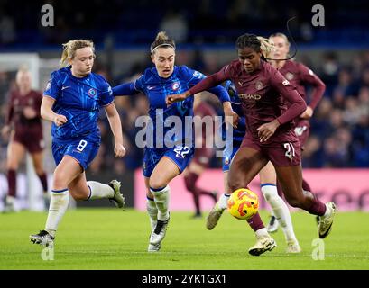 Khadija Shaw di Manchester City (destra) e Lucy Bronze di Chelsea (centro) ed Erin Cuthbert (sinistra) si battono per il pallone durante il Barclays Women's Super League Match a Stamford Bridge, Londra. Data foto: Sabato 16 novembre 2024. Foto Stock