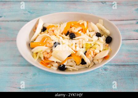 L'insalata di pesce è un tipico piatto italiano a base di calamari e gamberi di olive Foto Stock