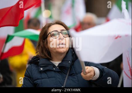 Londra, Regno Unito. 16 novembre 2024. Il dimostratore ha visto sventolare una bandiera iraniana durante la dimostrazione. I manifestanti si sono riuniti fuori Downing Street a Londra per dimostrare e ricordare le persone che sono morte durante le proteste in Iran nel novembre del 2019. Credito: SOPA Images Limited/Alamy Live News Foto Stock