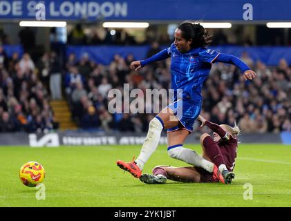 Alex Greenwood (a destra) del Manchester City affronta Mayra Ramirez (a sinistra) del Chelsea durante il Barclays Women's Super League match a Stamford Bridge, Londra. Data foto: Sabato 16 novembre 2024. Foto Stock