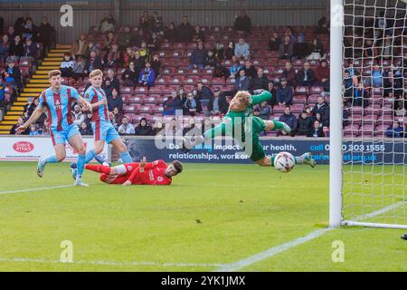 Fa Trophy match tra lo Scunthorpe United, una squadra professionistica della Vanarama National League North, e il Warrington Rylands, che sono semi-professionisti e giocano nella Northern Premier League Premier Division. Warrington Rylands ha vinto per un gol a due. George Waring ha diretto il loro primo gol superando Maison Campbell Credit: John Hopkins/Alamy Live News Foto Stock