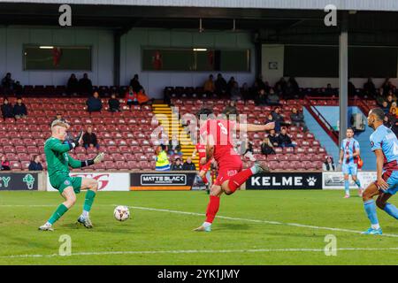 Fa Trophy match tra lo Scunthorpe United, una squadra professionistica della Vanarama National League North, e il Warrington Rylands, che sono semi-professionisti e giocano nella Northern Premier League Premier Division. Warrington Rylands ha vinto per un gol a due. Matt Regan ha guidato il loro secondo gol superando Maison Campbell Credit: John Hopkins/Alamy Live News Foto Stock