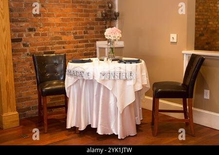 Tavolo da sposa rustico con le insegne di Madame e Monsieur per Sposa e sposo Foto Stock