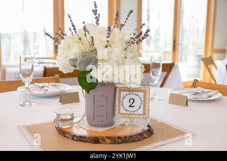 Decorazioni eleganti e creative per tavoli da sposa con elementi centrali floreali Foto Stock