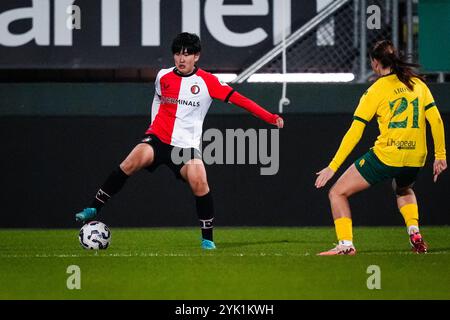 Sittard - Togo Koga del Feyenoord Rotterdam durante il settimo round dell'Azerion Vrouwen Eredivisie nella stagione 2024/2025. Il match è ambientato tra fortuna Sittard V1 V Feyenoord V1 al fortuna Sittard Stadion il 16 novembre 2024 a Sittard, nei Paesi Bassi. (VK Sportphoto/Danny de Groot) Foto Stock