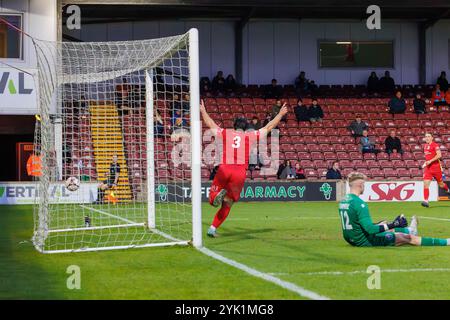 Fa Trophy match tra lo Scunthorpe United, una squadra professionistica della Vanarama National League North, e il Warrington Rylands, semi-professionistico che gioca nella Northern Premier League Premier Division. Warrington Rylands ha vinto per un gol a due. Matt Regan ha guidato il suo secondo gol superando Maison Campbell e festeggia mentre il pallone è ancora in rete. Crediti: John Hopkins/Alamy Live News Foto Stock