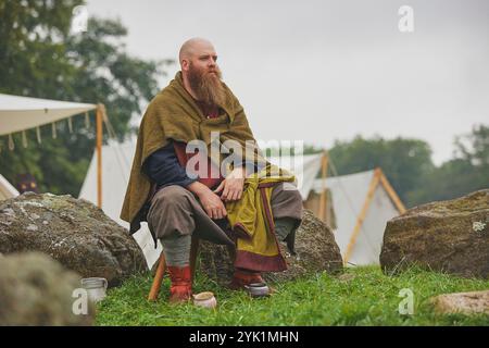 Hojbjerg, Danimarca, 27 luglio 2024: Uomo al festival vichingo Foto Stock