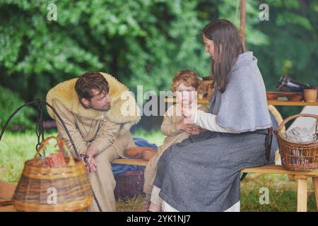 Hojbjerg, Danimarca, 27 luglio 2024: Famiglia a un festival vichingo Foto Stock