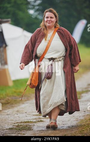 Hojbjerg, Danimarca, agosto 2022: Donna a un festival vichingo Foto Stock