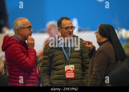 **NO LIBRI** Italia, Roma, Vaticano, 2024/11/16. Partecipanti alla seconda giornata dell'Assemblea Sinodale delle Chiese cattoliche presso la Basilica di San Paolo fuori le Mura, a Roma. La prima Assemblea sinodale d'Italia si svolge dal 15 al 17 novembre 2024. Fotografia di ALESSIA GIULIANI/Catholic Press Photo Foto Stock