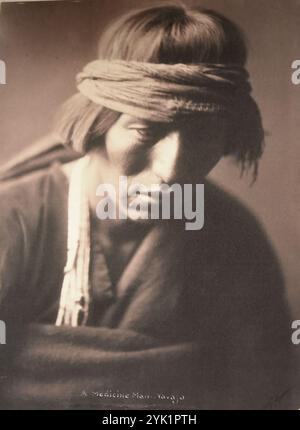 Una foto del 1900 di un medico Navajo. Foto scattata da Edward Curtis. Edward Sheriff Curtis è stato un etnoggrafo e fotografo americano che ha trascorso molti anni della sua vita ricercando e illustrando la serie di 20 volumi intitolata The North American Indian. Foto Stock