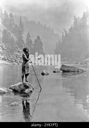 Una foto del 1923 di un uomo Hupa che pesca. Foto scattata da Edward Curtis. Edward Sheriff Curtis è stato un etnoggrafo e fotografo americano che ha trascorso molti anni della sua vita ricercando e illustrando la serie di 20 volumi intitolata The North American Indian. Foto Stock