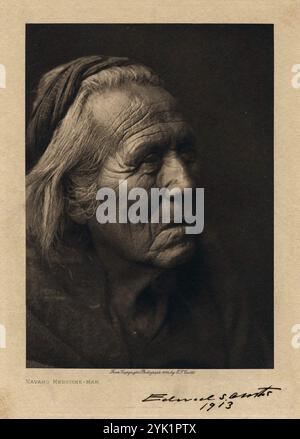 Una foto del 1904 di un medico Navajo. Foto scattata da Edward Curtis. Edward Sheriff Curtis è stato un etnoggrafo e fotografo americano che ha trascorso molti anni della sua vita ricercando e illustrando la serie di 20 volumi intitolata The North American Indian. Foto Stock