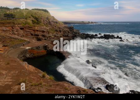 La piscina all'aperto di topo, isola di Sao Jorge, Azzorre. Foto Stock