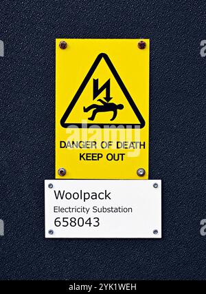 Cartello di avvertimento "PERICOLO DI MORTE TENERE FUORI". Woolpack Electricity Substation, Entry Lane, Kendal, Cumbria, Inghilterra, Regno Unito, Europa. Foto Stock