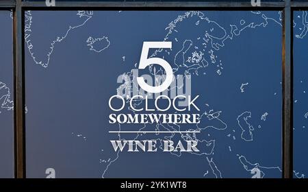 5 o'Clock Somewhere Wine Bar (dettaglio). 55 Finkle Street, Kendal, Cumbria, Inghilterra, Regno Unito, Europa. Foto Stock