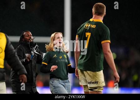 Londra, Inghilterra. 16 novembre 2024. Un tifoso corre in campo al Sudafrica Pieter-Steph du Toit durante la partita dell'Autumn Nations Series 2024 tra Inghilterra e Sudafrica all'Allianz Stadium di Twickenham. Crediti: Ben Whitley/Alamy Live News Foto Stock