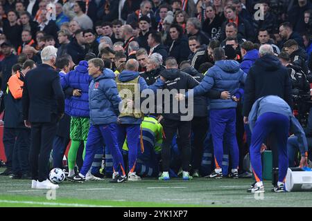 Amsterdam, Germania. 16 novembre 2024. Fussball UEFA Nations League Niederlande - Ungarn am 16.11.2024 in der Johan Cruijff Arena ad Amsterdam Das Nations-League-Spiel zwischen den Niederlanden und Ungarn ist von einem medizinischen Notfall ueberschattet worden. Eine person auf der Bank bricht zusammen, Die Partie wird unterbrochen. Foto: Revierfoto credito: ddp media GmbH/Alamy Live News Foto Stock