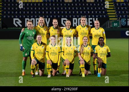 Sittard, Paesi Bassi. 16 novembre 2024. Sittard, Paesi Bassi, 16 novembre 2024: Giocatori di fortuna Sittard Vrouwen durante la partita Azerion Vrouwen Eredivisie tra fortuna Sittard Vrouwen e Feyenoord Vrouwen al fortuna Sittard Stadion di Sittard, Paesi Bassi (Martin Pitsch/SPP) credito: SPP Sport Press Photo. /Alamy Live News Foto Stock