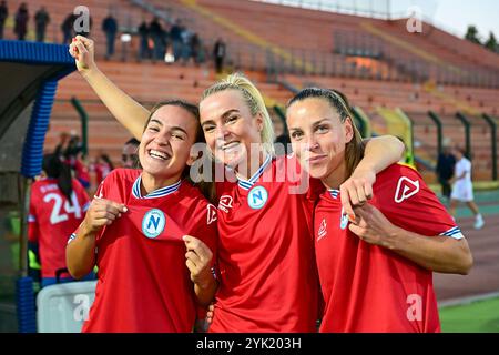 Cercola - Napoli, Italia. 16 novembre 2024. Le giocatrici del Napoli festeggiano al termine della partita di serie A femminile tra Napoli e ACF Fiorentina all'Arena Giuseppe piccolo il 16 novembre 2024 a Cercola. Crediti: Nicola Ianuale/Alamy Live News Foto Stock