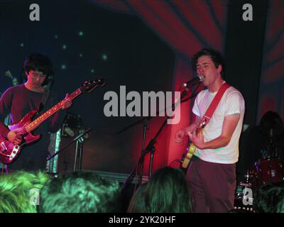 Cantautore americano Cass McCombs (R), sul palco di All Tomorrow's Parties, Pontins Camber Sands, Rye, Regno Unito, 2 aprile 2004. Foto Stock