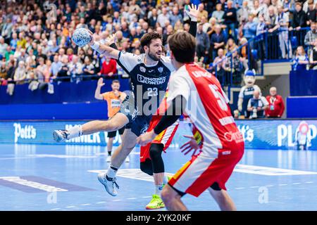 Lemgo, Deutschland. 16 novembre 2024. Tim Suton (TBV Lemgo Lippe, #23) im Torwurf GER, TBV Lemgo Lippe vs. ThSV Eisenach, Handball, 1. Bundesliga, 10 anni. Spieltag, Spielzeit 2024/2025, 16.11.2024 foto: Eibner-Pressefoto/Jan Rollinger credito: dpa/Alamy Live News Foto Stock