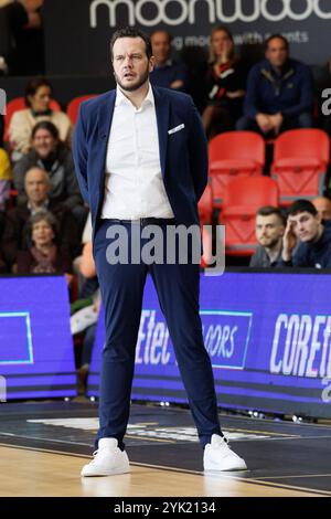 Ostenda, Belgio. 16 novembre 2024. Il capo-allenatore del Limburg Raymond Westphalen nella foto durante una partita di basket tra BC Oostende e Limburg United, sabato 16 novembre 2024, a Oostende, il giorno 11 del campionato di basket di prima divisione "BNXT League". BELGA FOTO KURT DESPLENTER credito: Belga News Agency/Alamy Live News Foto Stock