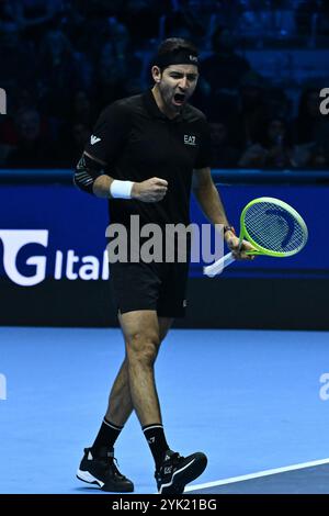 Marcelo Arevalo (SLV) gioca nella doppia partita maschile contro Andrea Vavassori (ITA) e Simone Bolelli (ITA) durante la sesta giornata delle finali Nitto ATP 2024 all'Inalpi Arena il 15 novembre 2024 a Torino. Foto Stock