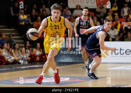 Ostenda, Belgio. 16 novembre 2024. Noah Meeusen di Oostende raffigurato in azione durante una partita di basket tra BC Oostende e Limburg United, sabato 16 novembre 2024, a Oostende, il giorno 11 del campionato di basket di prima divisione "BNXT League". BELGA FOTO KURT DESPLENTER credito: Belga News Agency/Alamy Live News Foto Stock