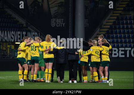 Sittard, Paesi Bassi. 16 novembre 2024. Sittard, Paesi Bassi, 16 novembre 2024: I giocatori del fortuna Sittard Vrouwen formano un cerchio dopo la partita Azerion Vrouwen Eredivisie tra fortuna Sittard Vrouwen e Feyenoord Vrouwen al fortuna Sittard Stadion di Sittard, Paesi Bassi (Martin Pitsch/SPP) credito: SPP Sport Press Photo. /Alamy Live News Foto Stock