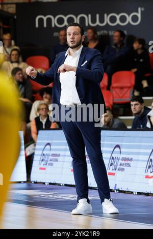 Ostenda, Belgio. 16 novembre 2024. Il capo-allenatore del Limburg Raymond Westphalen nella foto durante una partita di basket tra BC Oostende e Limburg United, sabato 16 novembre 2024, a Oostende, il giorno 11 del campionato di basket di prima divisione "BNXT League". BELGA FOTO KURT DESPLENTER credito: Belga News Agency/Alamy Live News Foto Stock